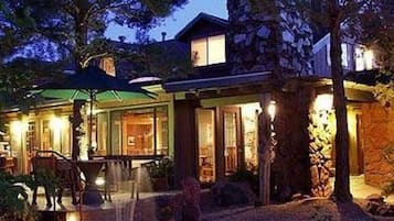 Bagian depan properti - sore/malam