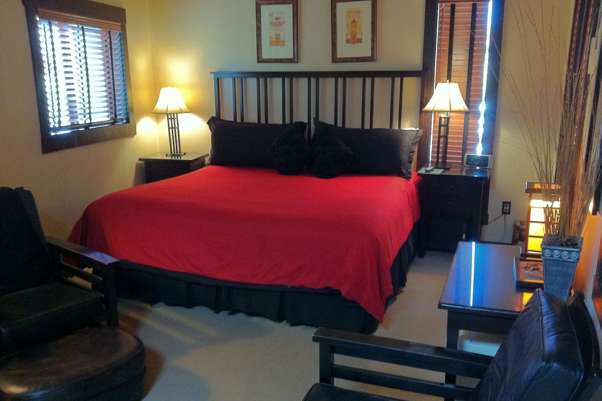 Superior Double Room, Ensuite (Moon Flower King Room) | Individually decorated, individually furnished, rollaway beds, free WiFi
