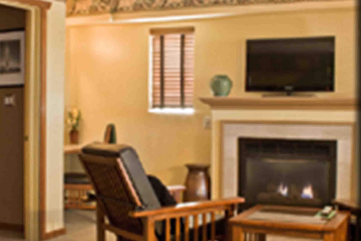 Premium Suite, Ensuite (Whispering Wind King Suit) | Individually decorated, individually furnished, rollaway beds, free WiFi
