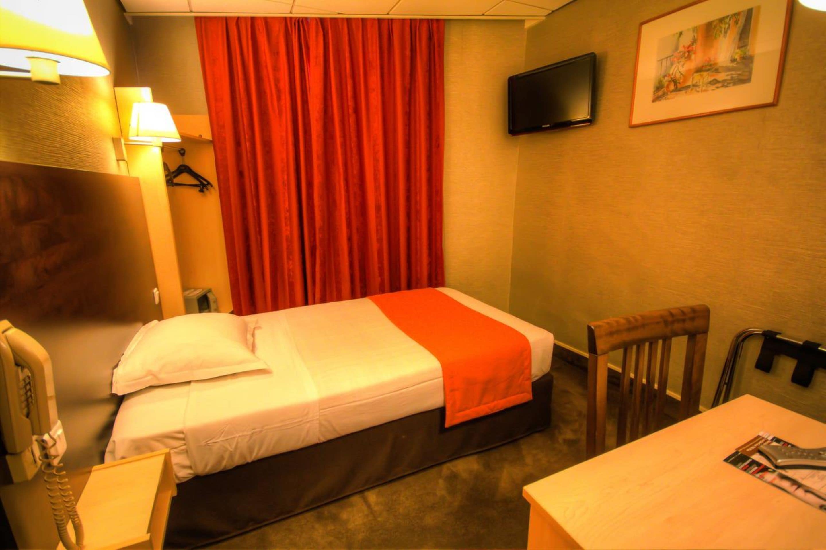 single room | in-room safe, soundproofing, iron/ironing board, free wifi