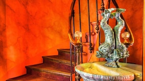 Una scala con ringhiere in metallo decorate e una fontana ornamentale.
