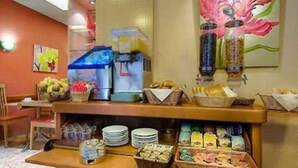 Un ricco buffet della colazione con cibi e bevande assortite.