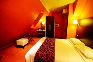 A hotel room with a bed, a desk, and a chair. - Hôtel des Trois Gares (Paris)