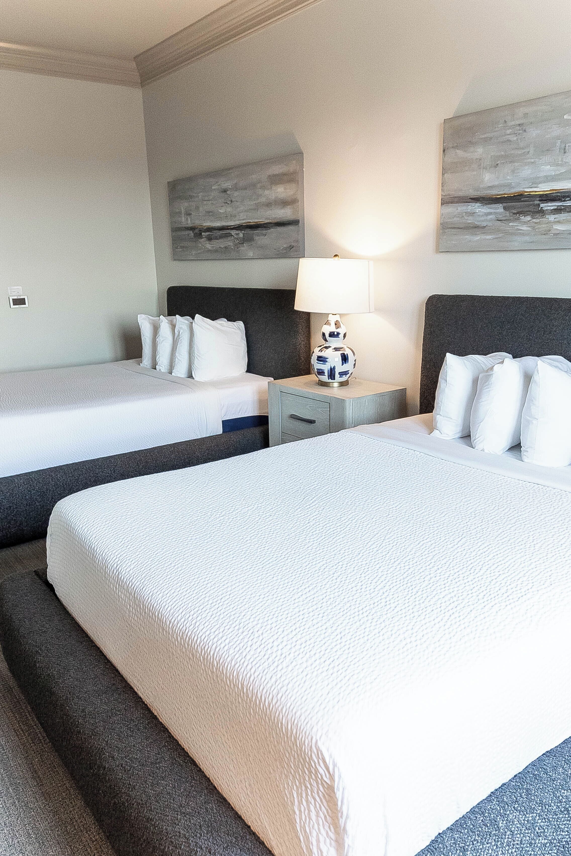 Suite, 2 queensize-senger | Sengetøy av topp kvalitet, safe på rommet og skrivebord