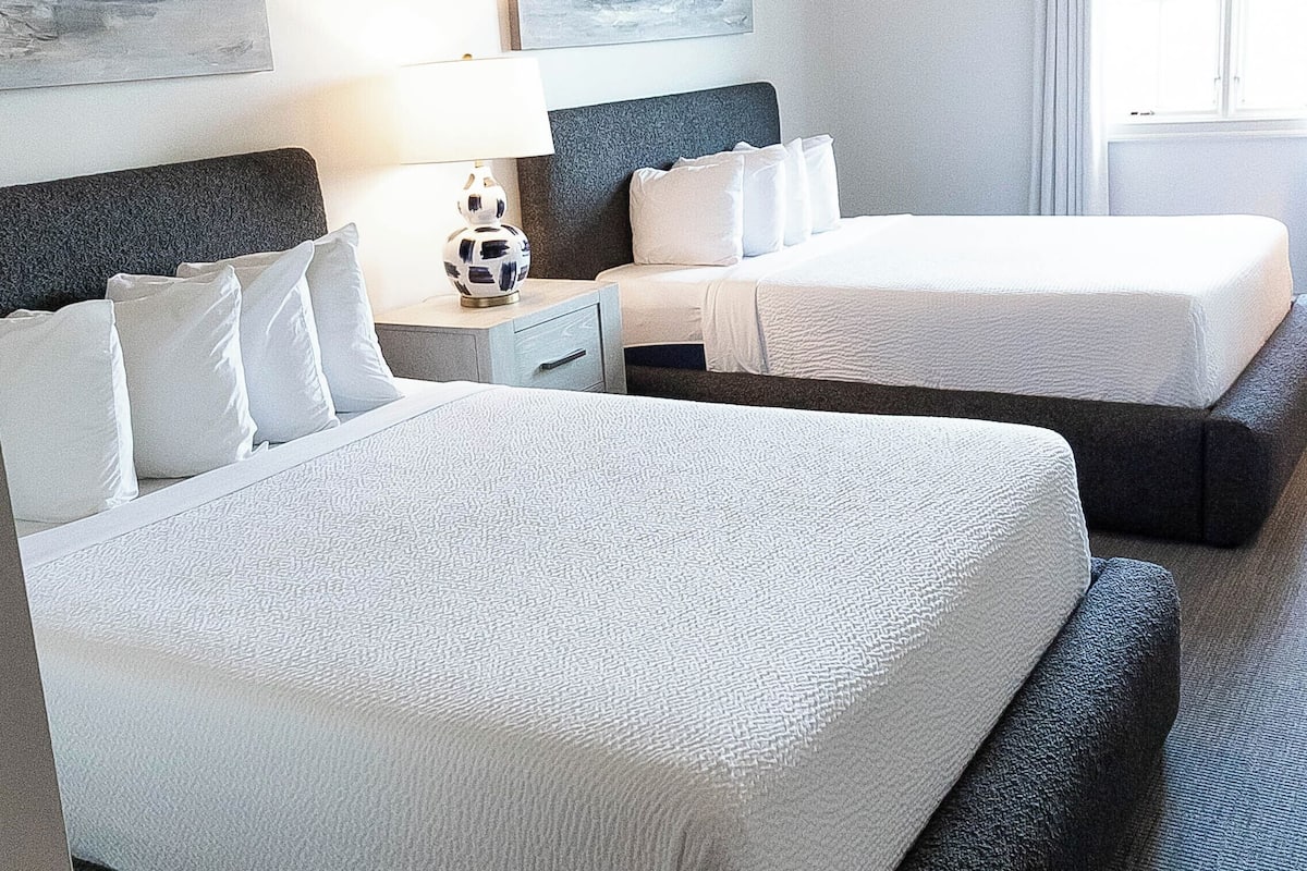 Suite, 2 camas Queen size | Ropa de cama de alta calidad y caja de seguridad en la habitación