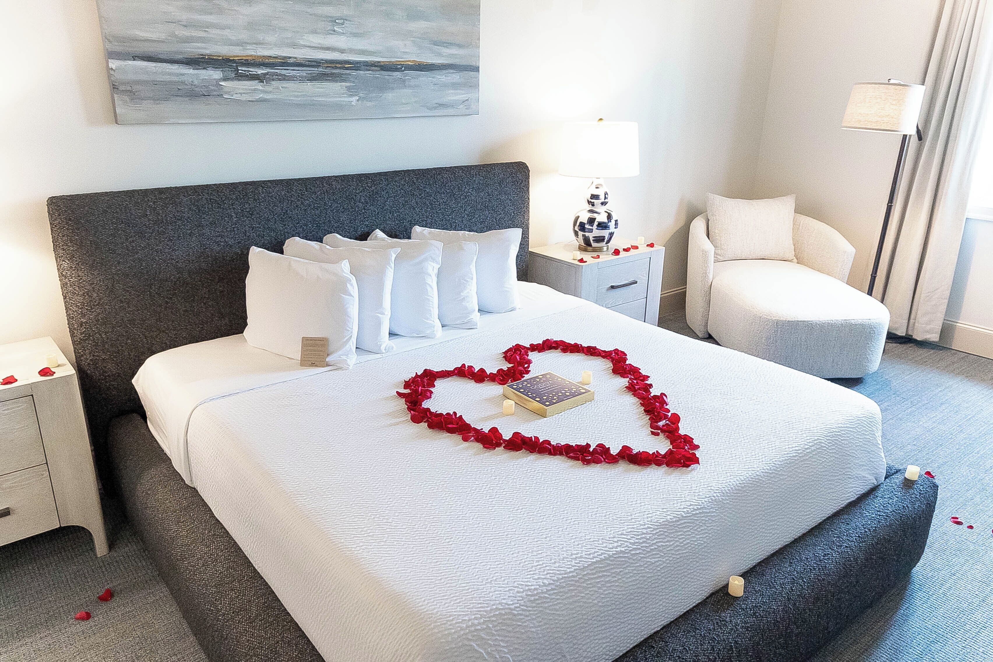suite, 1 king bed | premium bedding, in-room safe, desk, laptop workspace