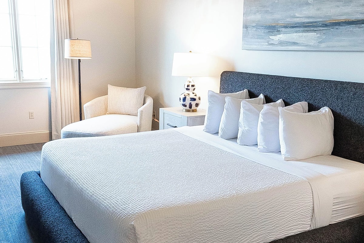 premium bedding, in-room safe, desk, laptop workspace