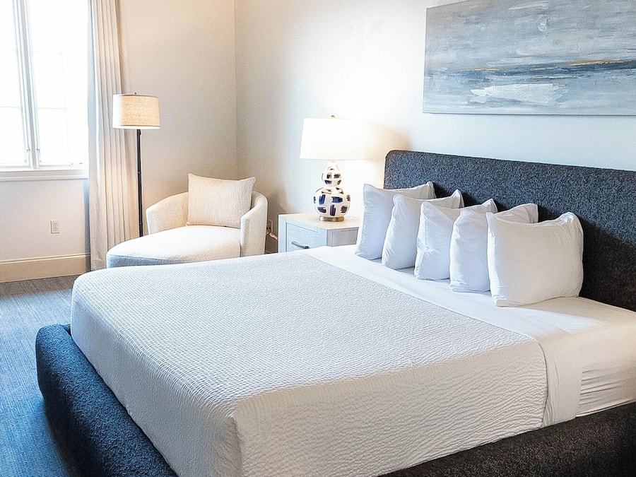 Premium bedding, in-room safe, desk, laptop workspace