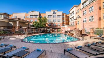 Piscine extérieure, parasols de plage