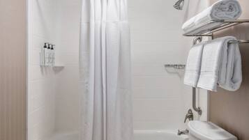 Un baño moderno con ducha, inodoro y lavamanos.