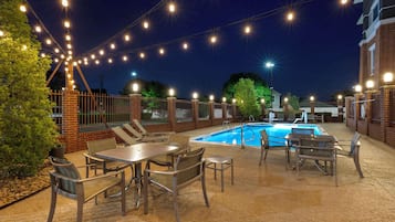 2 outdoor pools