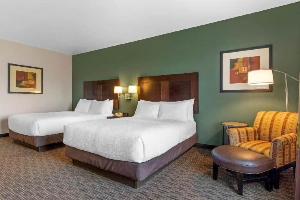 Pillowtop-patjalliset sängyt, tallelokero huoneessa, työpöytä