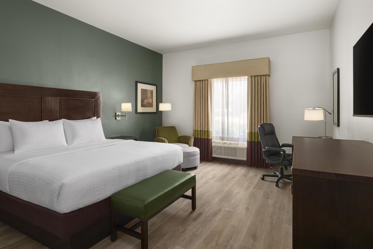 Pillowtop beds, in-room safe, desk, laptop workspace