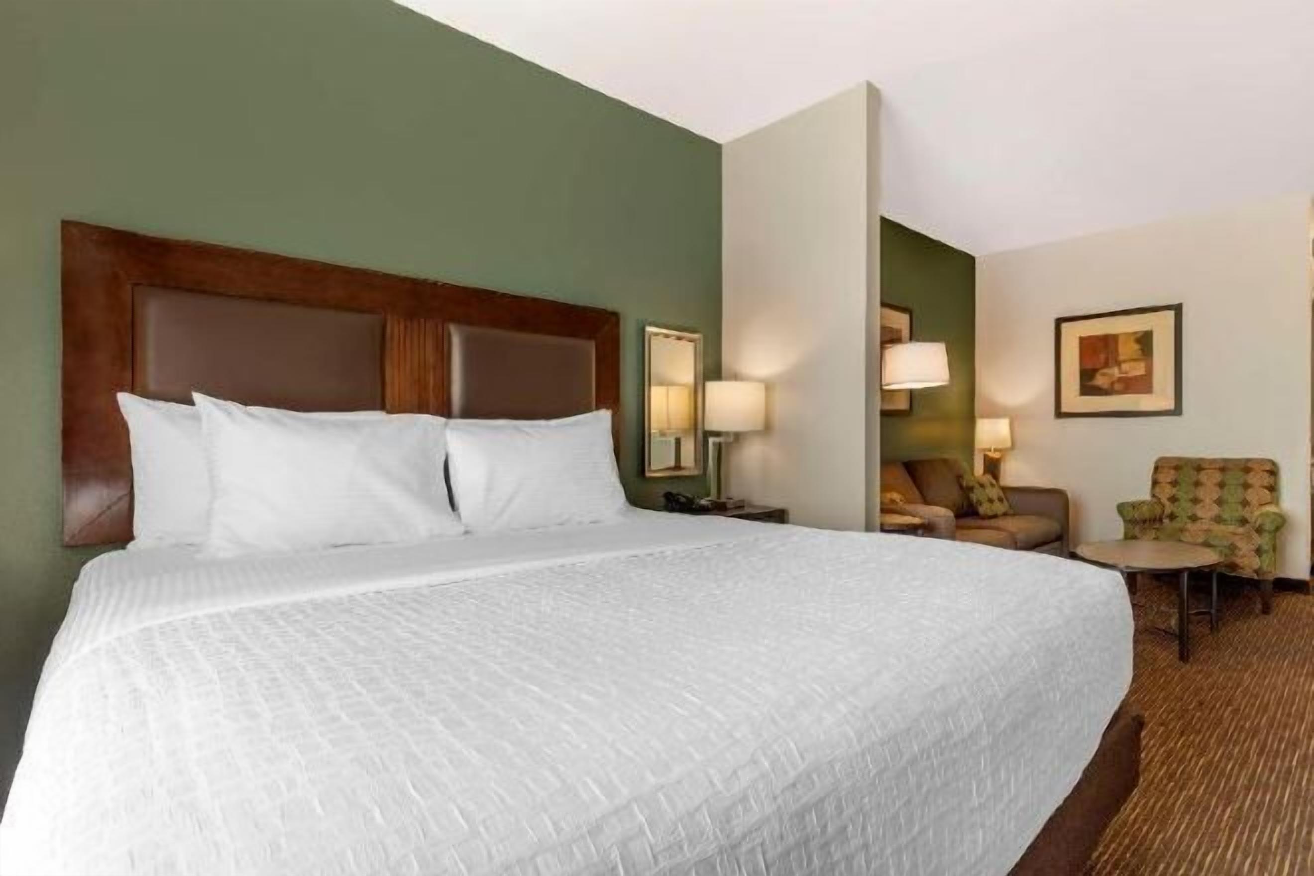 加厚床垫、客房内保险箱、办公桌、笔记本电脑工作区