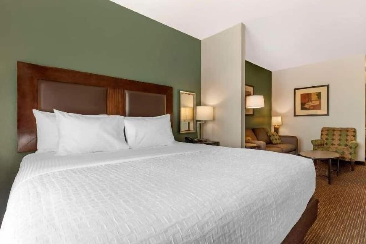 Pillowtop-patjalliset sängyt, tallelokero huoneessa, työpöytä