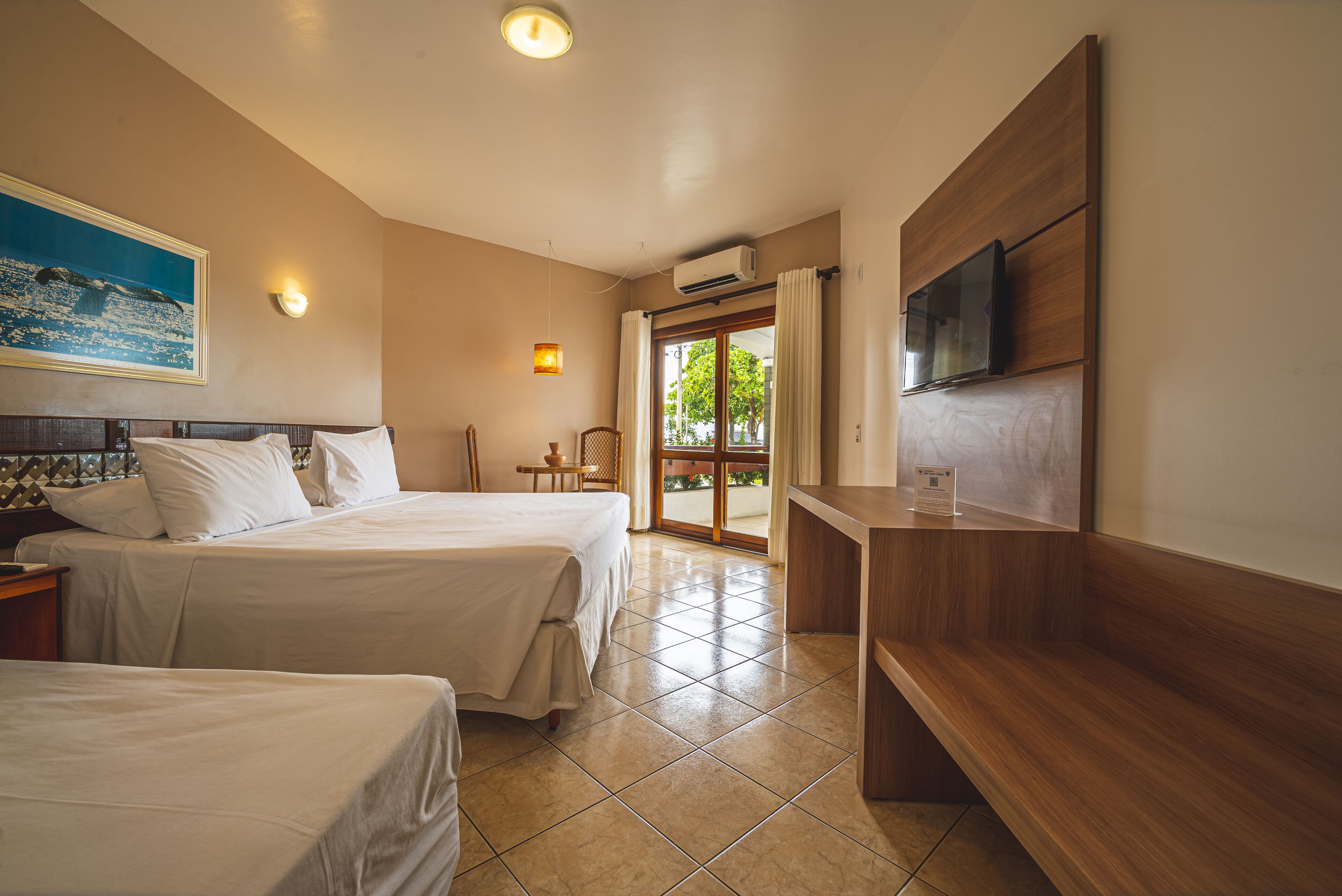 Phòng Deluxe, nhiều giường, không hút thuốc | Minibar, két bảo mật tại phòng, bàn 