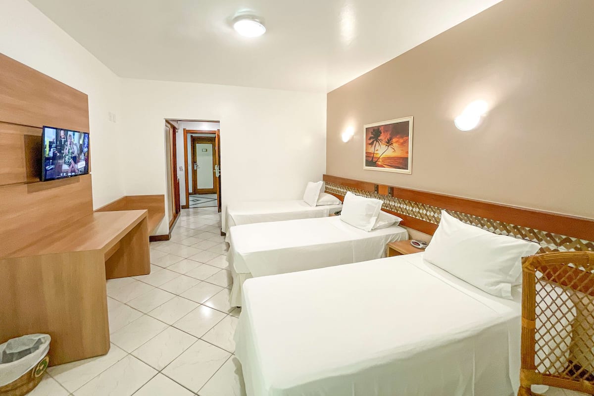 Camera Deluxe, 2 letti singoli, non fumatori (Third bed is Single Bed) | 1 camera, minibar, una cassaforte in camera, una scrivania