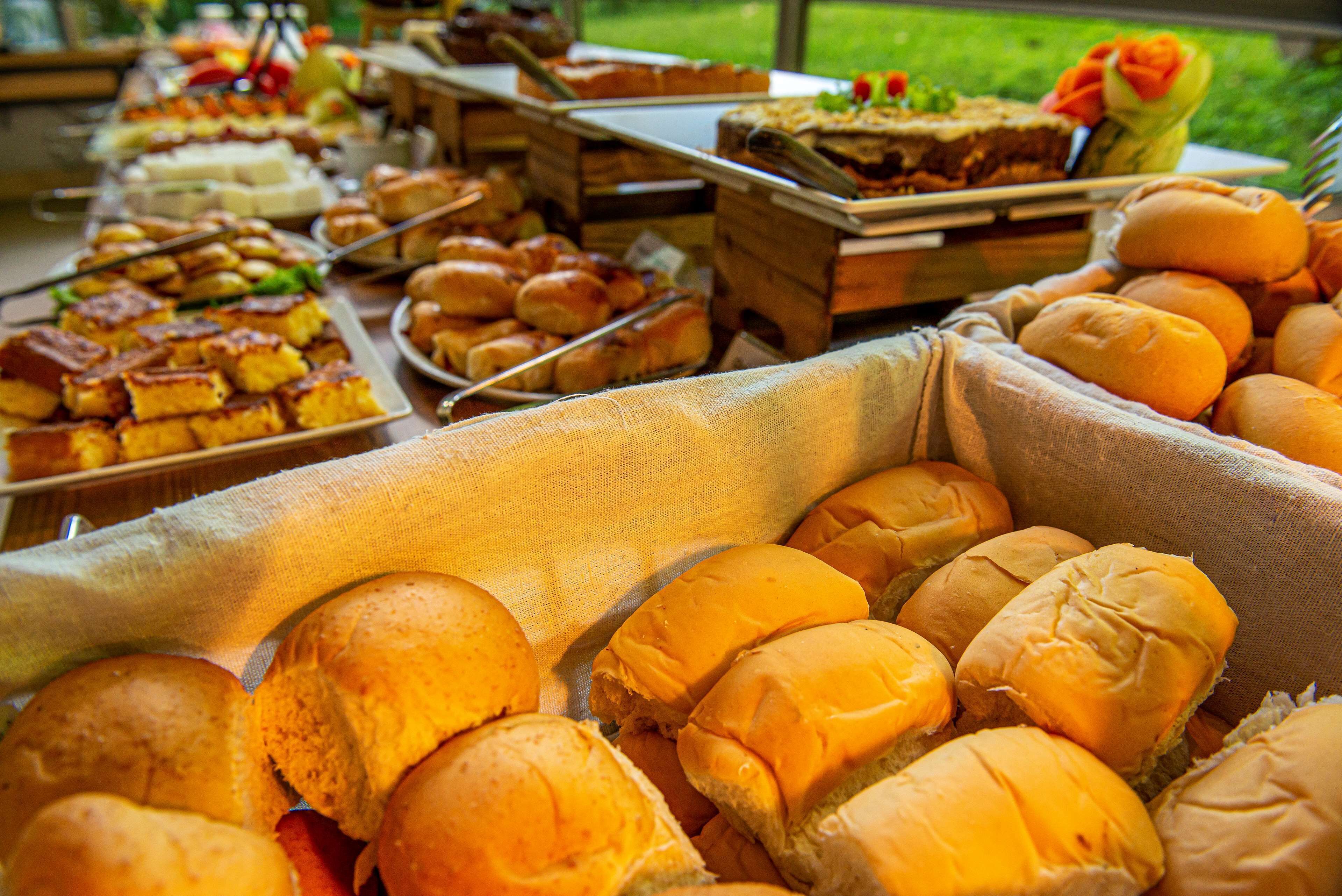 Un bufé con diversos alimentos, incluyendo sándwiches, pasteles y otros platos.