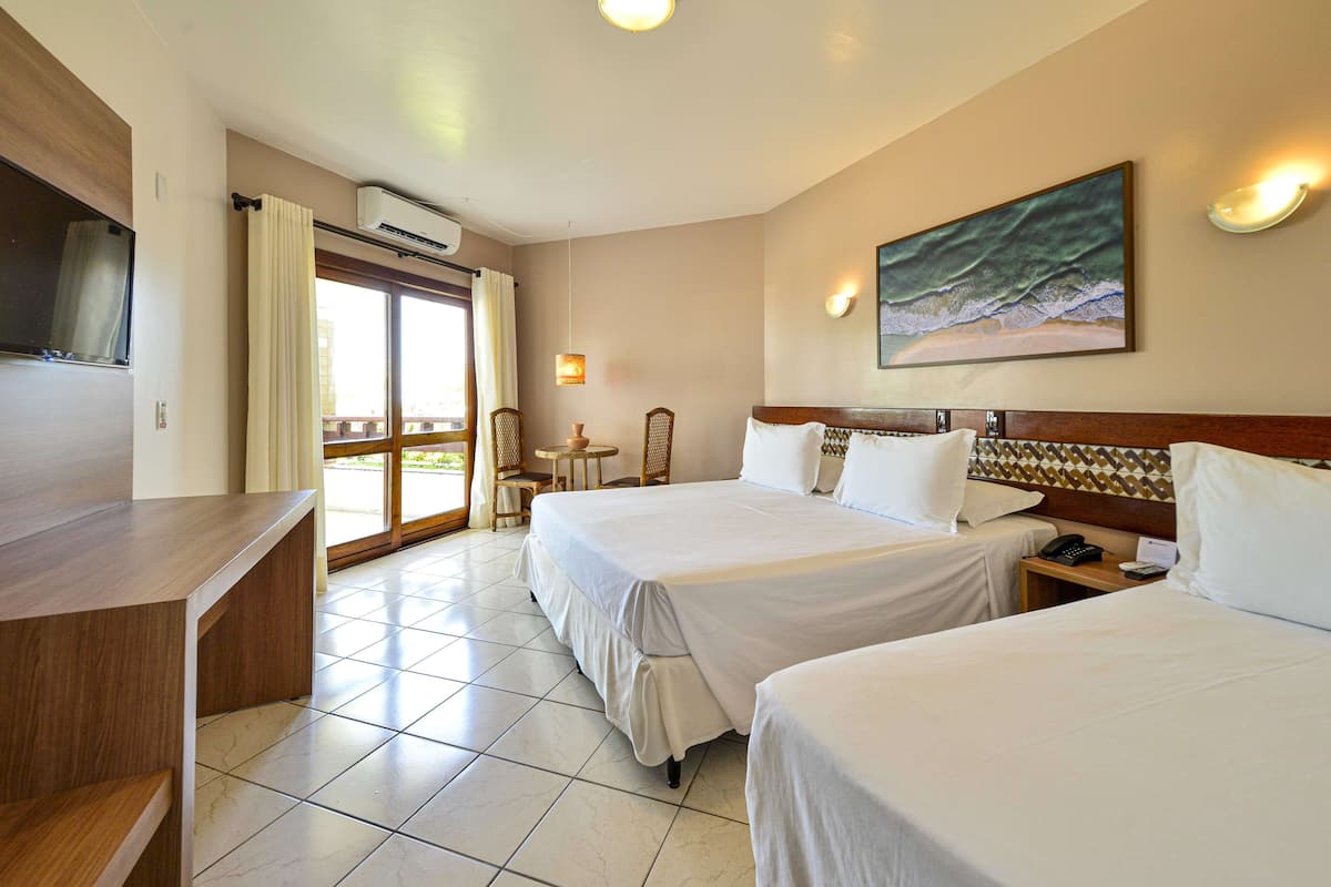 Phòng Deluxe, nhiều giường, không hút thuốc | Minibar, két bảo mật tại phòng, bàn 