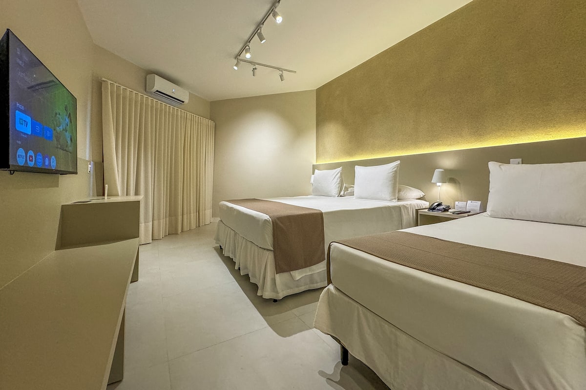 Phòng Premier, nhiều giường, không hút thuốc | Minibar, két bảo mật tại phòng, bàn 