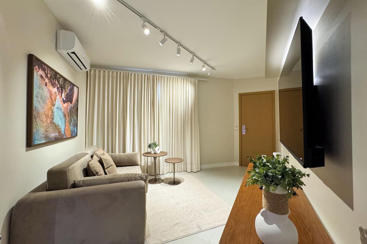 Phòng Suite, 1 giường cỡ king, không hút thuốc, ban công | Minibar, két bảo mật tại phòng, bàn 