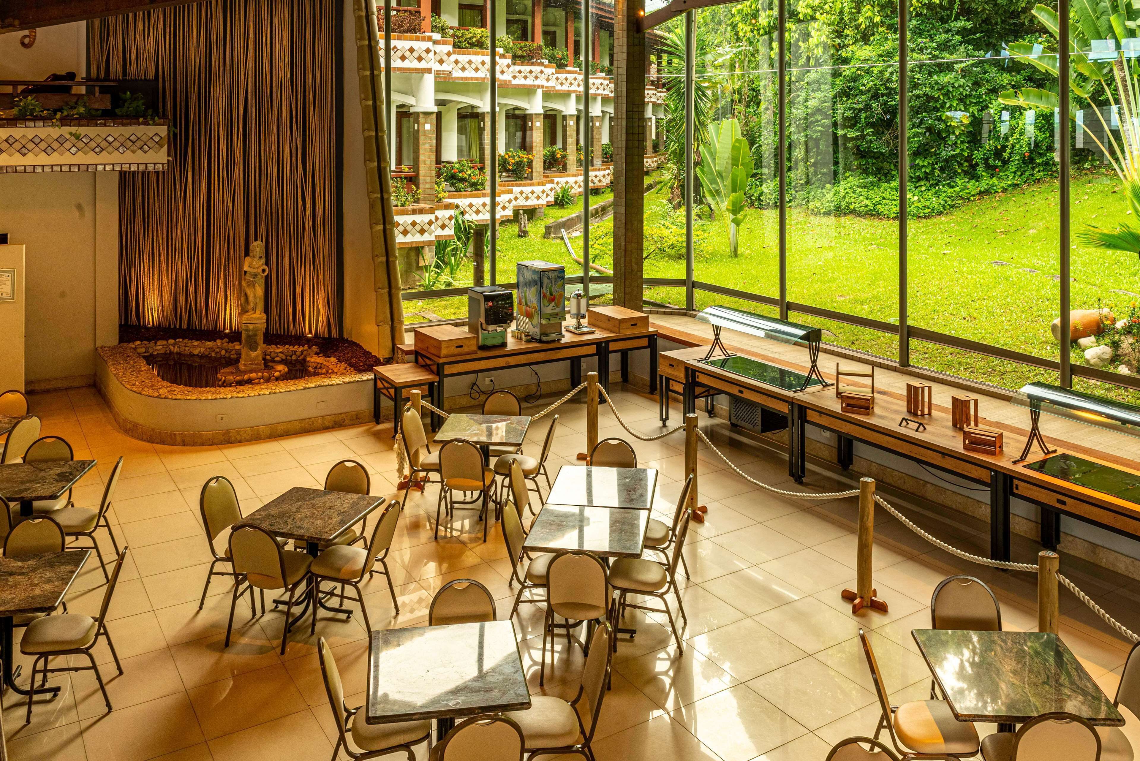 lunch and dinner served, international cuisine