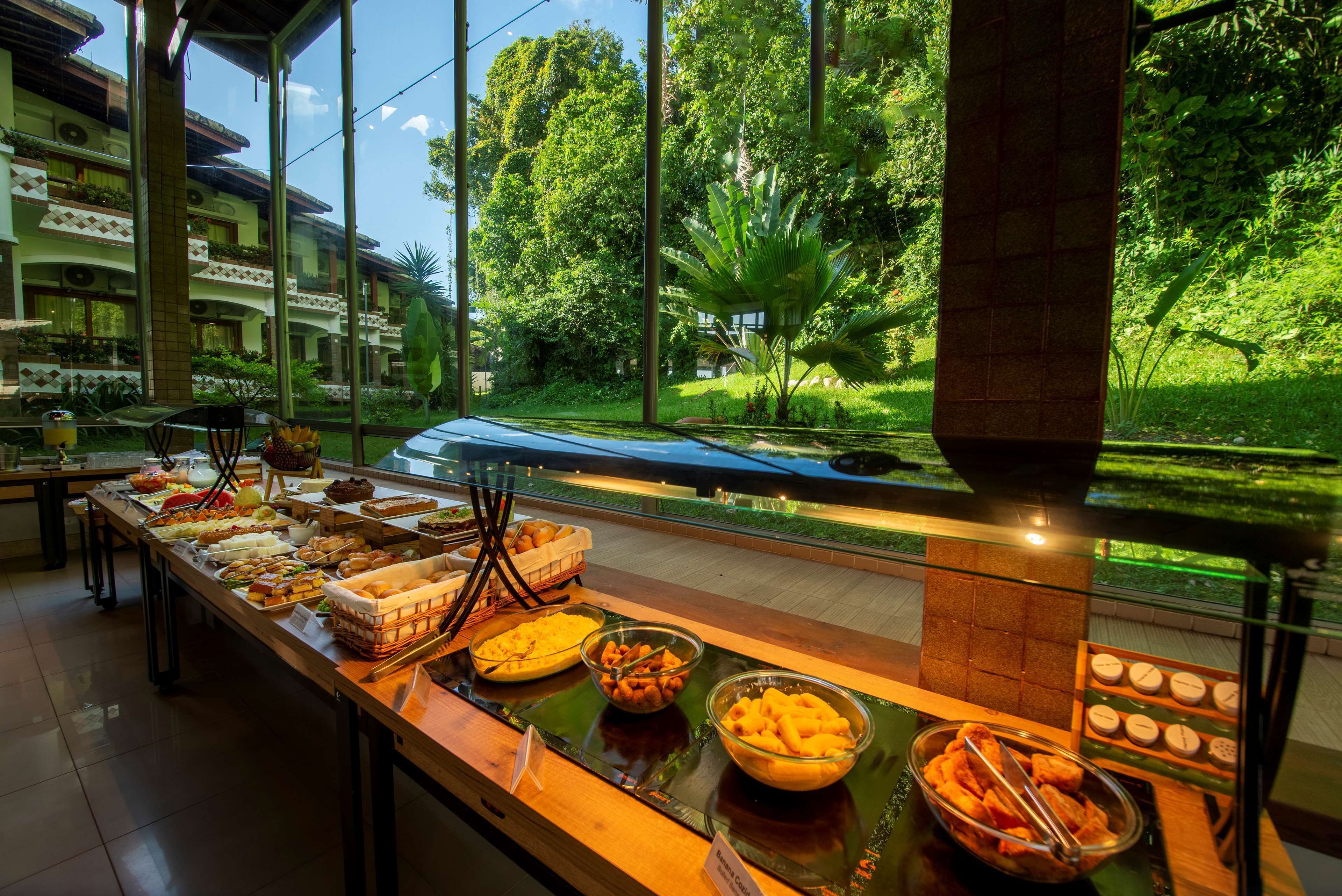 lunch and dinner served, international cuisine