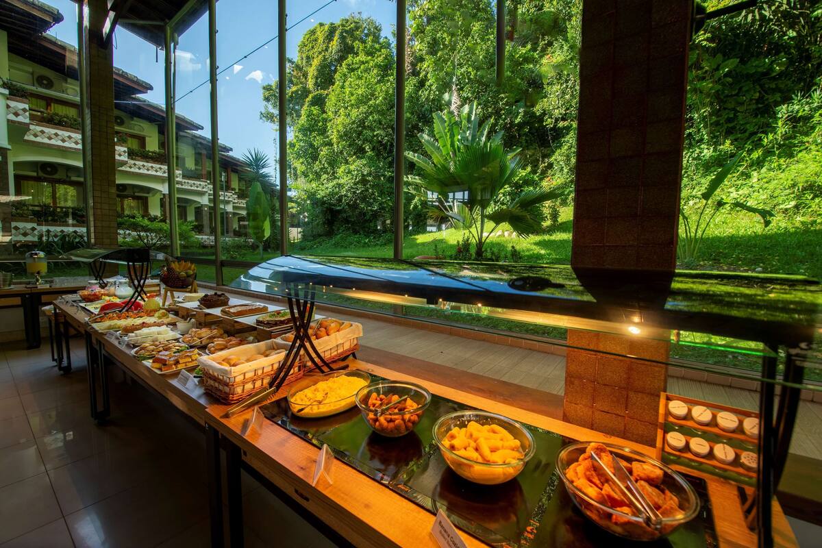 lunch and dinner served, international cuisine