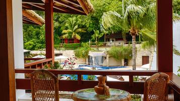 1 quarto, frigobar, cofres nos quartos, escrivaninha