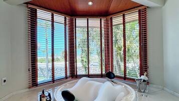 Suite, 1 letto king, non fumatori, balcone | 1 camera, minibar, una cassaforte in camera, una scrivania