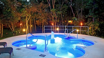Una piscina al aire libre, sombrillas