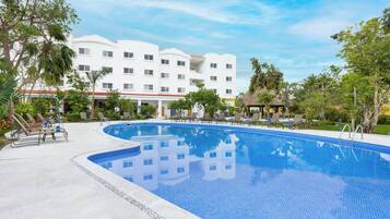 Außenpool, geöffnet von 08:00 Uhr bis 22:00 Uhr, Sonnenschirme