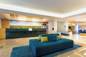Reception area at Courtyard By Marriott Cancun Airport