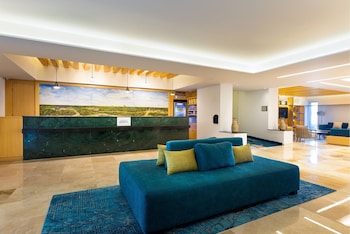Reception area at Courtyard By Marriott Cancun Airport