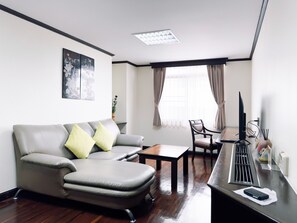 Quarto empresarial | Área de estar | TV LCD 32 polegadas com canais digitais, TV