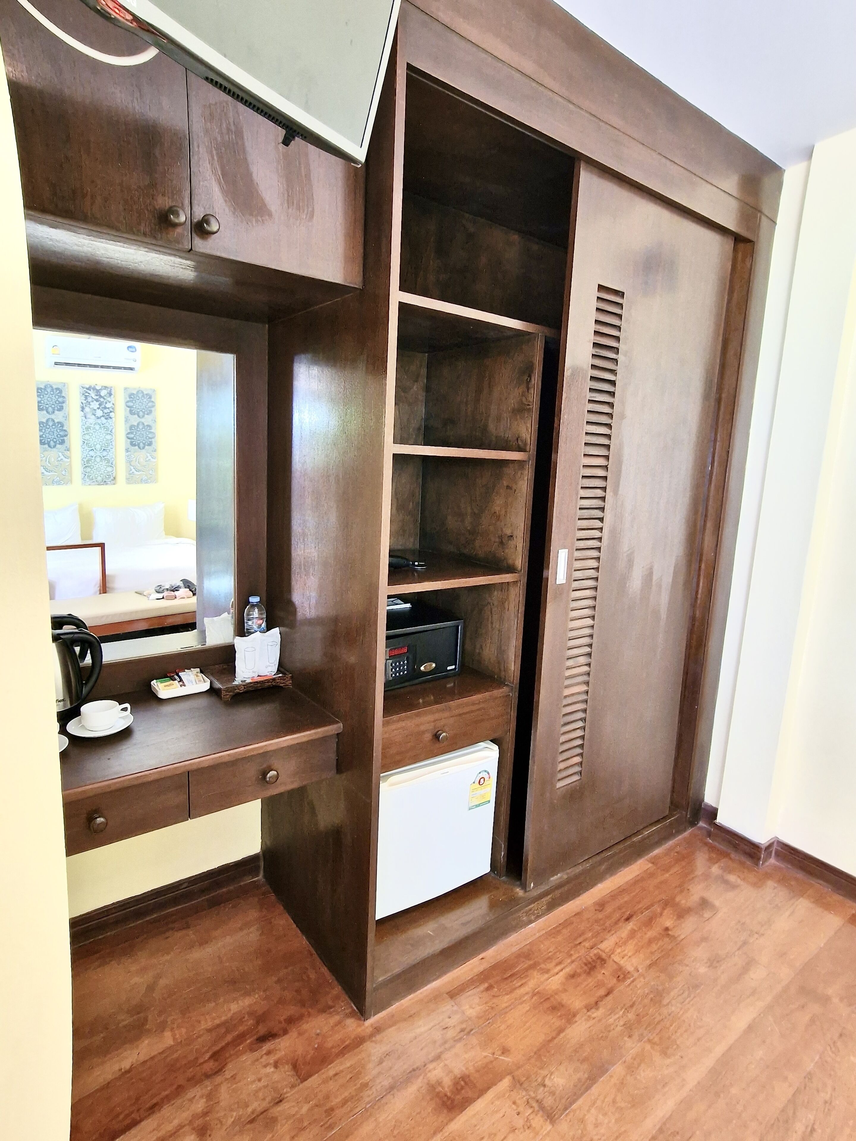 bungalow with garden view | wardrobe