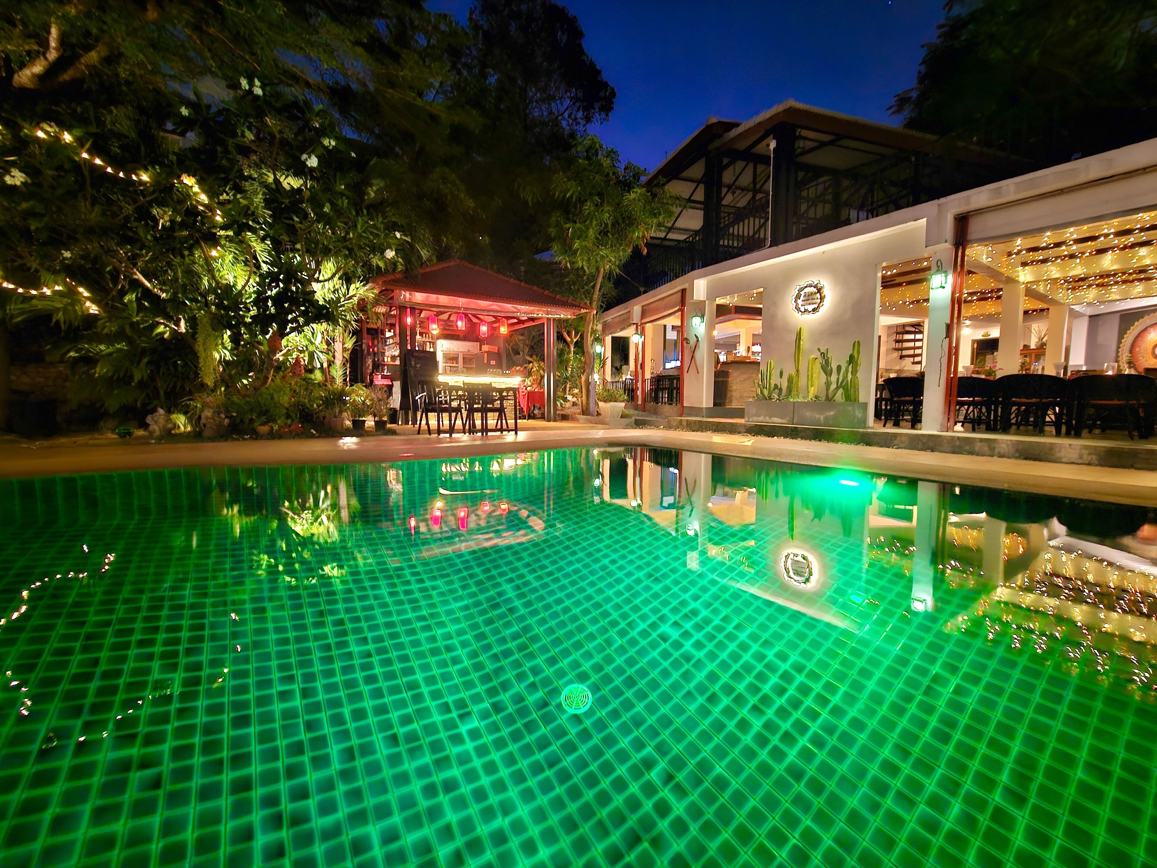 breakfast, lunch and dinner served