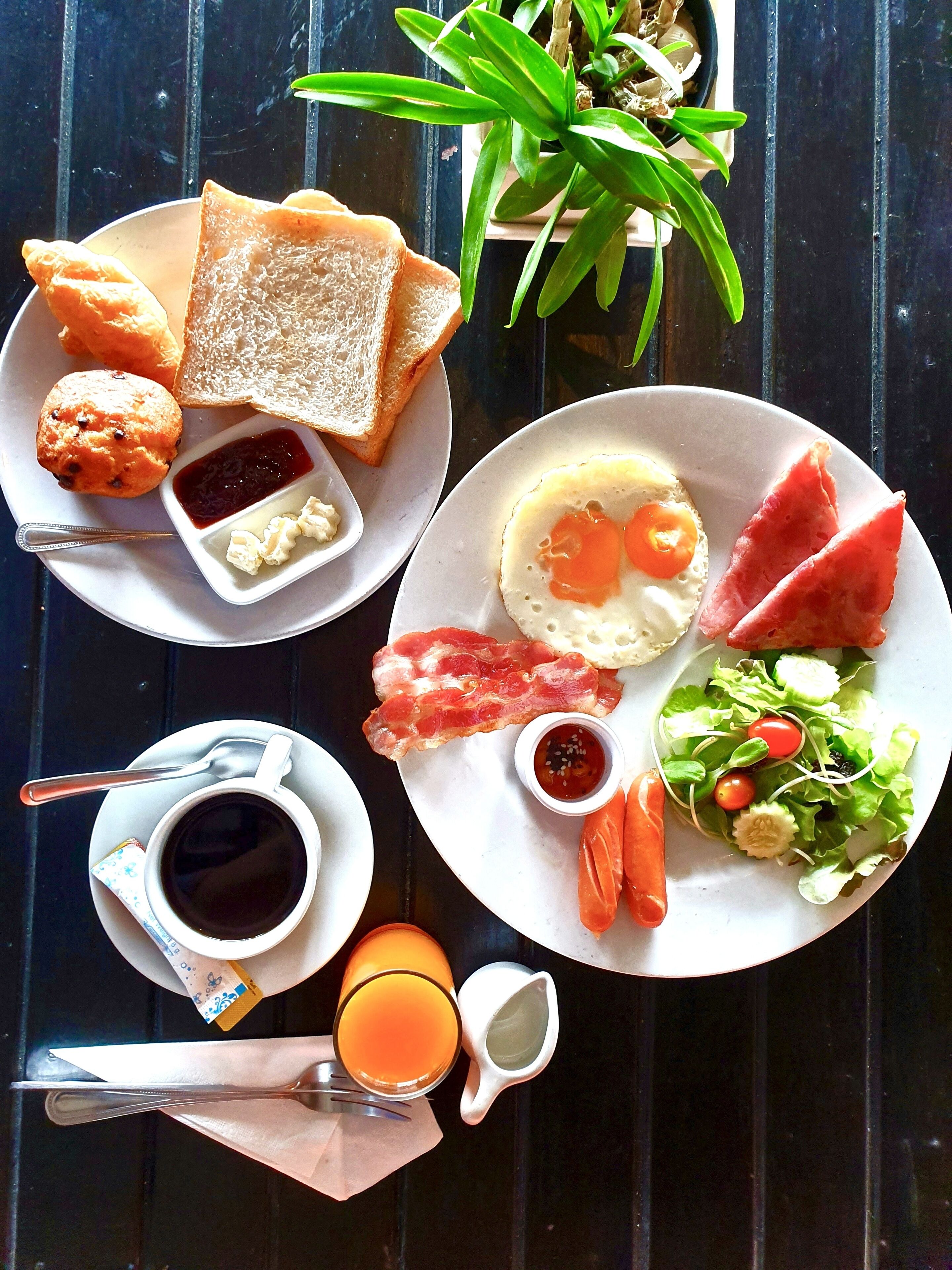 daily cooked-to-order breakfast (thb 300 per person)