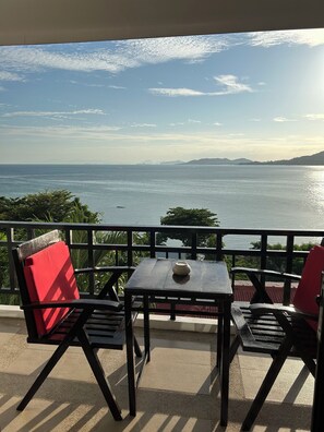 Rom – deluxe, sjøutsikt | 1 soverom, sengetøy av topp kvalitet, minibar og safe på rommet