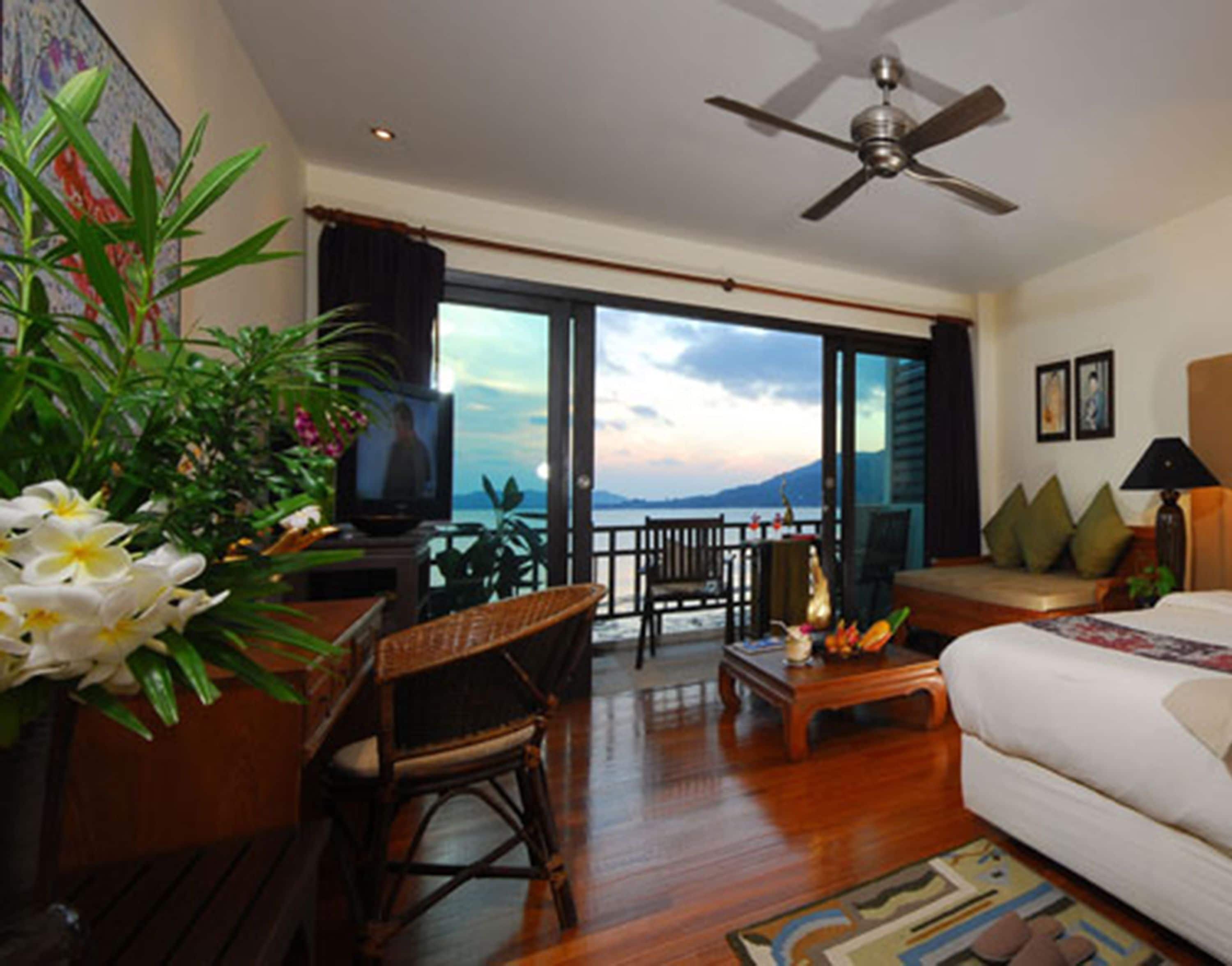 deluxe room, sea view | 1 bedroom, premium bedding, minibar, in-room safe