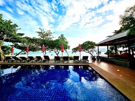 室外游泳池，池畔遮阳伞，日光浴躺椅