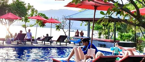 Outdoor pool, pool umbrellas, sun loungers