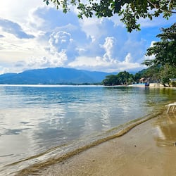 Plage, sable blanc, chaises longues, parasols