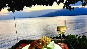 A meal on a table with a view of a lake and mountains. - Cinnamon Beach Villas (Koh Samui)