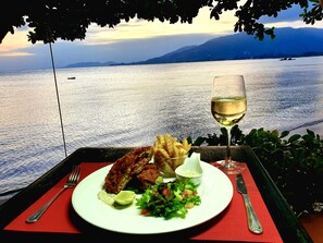 Petit déjeuner, déjeuner et dîner servis sur place