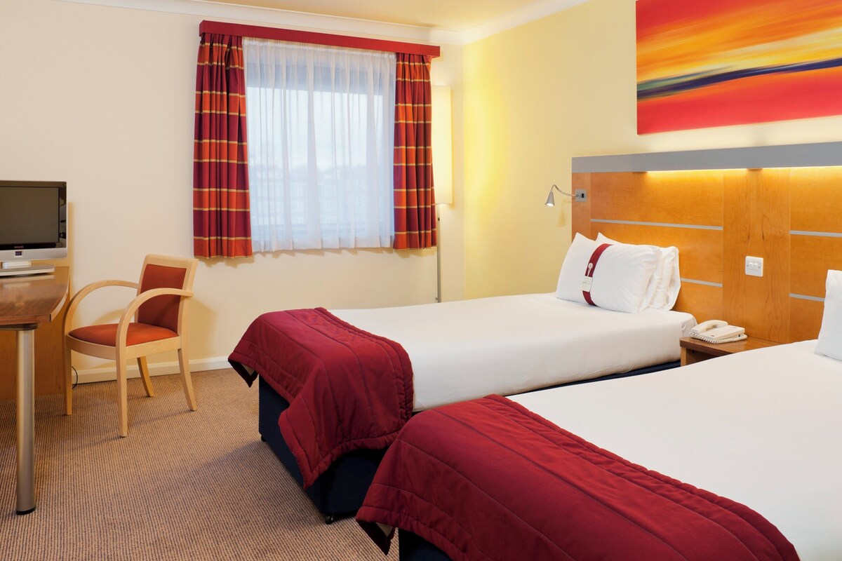 Standard Room, 2 Single Beds | Premium bedding, in-room safe, desk, laptop workspace