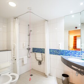 Shower, free toiletries, hair dryer, towels - Holiday Inn Express London - Golders Green (A406) by IHG (London)