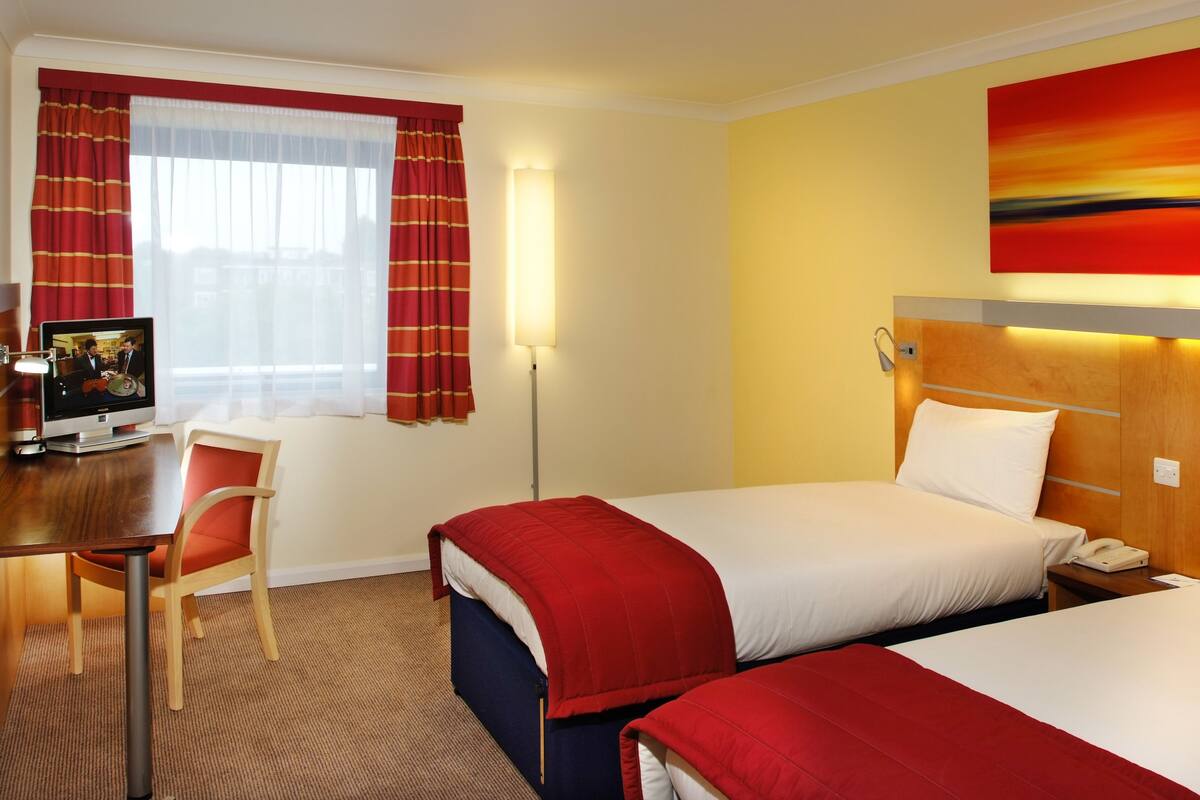 Luxe beddengoed, een kluis op de kamer, een bureau, een laptopwerkplek