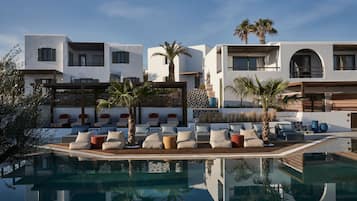 Outdoor pool, pool umbrellas, sun loungers