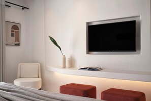 Pure Suite | Hypo-allergenic bedding, minibar, in-room safe, iron/ironing board - Andronis Minois (Paros)
